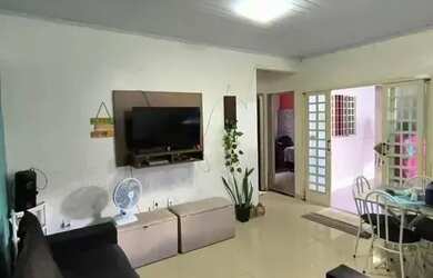 Imagem: A casa possui 2 Dormitórios, 1 Banheiro, 2 Vagas na garagem