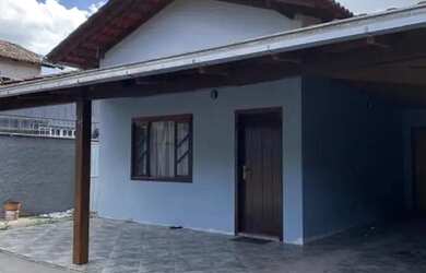 Imagem: A casa possui 2 Dormitórios, 2 Banheiros, 2 Vagas na garagem