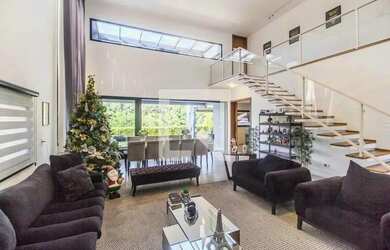 Imagem: A casa possui 5 Dormitórios, 5 Banheiros, 4 Vagas na garagem