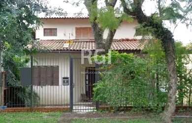 Imagem: A casa possui 4 Dormitórios, 3 Banheiros, 3 Vagas na garagem