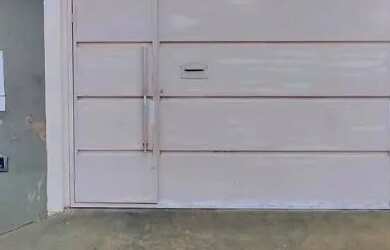 Imagem: A casa possui 3 Dormitórios, 1 Banheiro, 2 Vagas na garagem