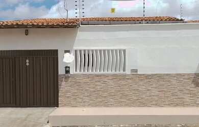 Imagem: A casa possui 3 Dormitórios, 4 Banheiros, 1 Vaga na garagem