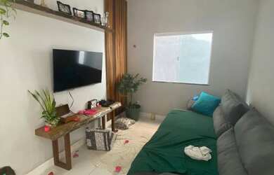 Imagem: A casa possui 2 Dormitórios, 2 Banheiros, 2 Vagas na garagem