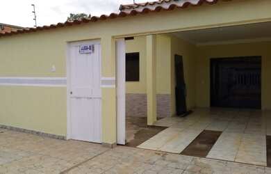 Imagem: A casa possui 3 Dormitórios, 2 Banheiros, 1 Vaga na garagem