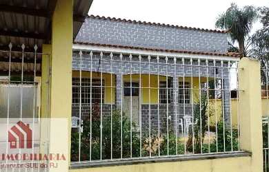 Imagem: A casa possui 3 Dormitórios, 1 Banheiro, 4 Vagas na garagem