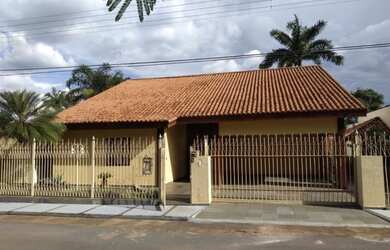 Imagem: A casa possui 4 Dormitórios, 5 Banheiros, 2 Vagas na garagem