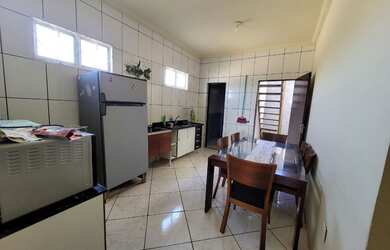 Imagem: A casa possui 2 Dormitórios, 1 Banheiro, 5 Vagas na garagem