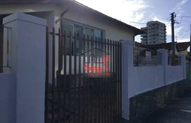 Imagem: A casa possui 3 Dormitórios, 1 Banheiro, 2 Vagas na garagem