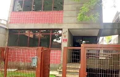 Imagem: O depósito para alugar possui 5 Vagas na garagem e 575m² de