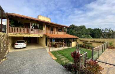 Imagem: A casa possui 3 Dormitórios, 3 Banheiros, 4 Vagas na garagem