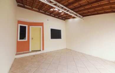 Imagem: A casa possui 2 Dormitórios, 2 Banheiros, 2 Vagas na garagem