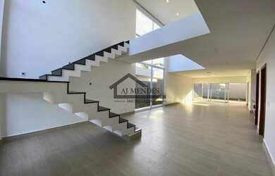 Imagem: A casa em condomínio possui 5 Dormitórios, 5 Banheiros e 490m²