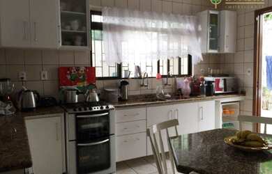 Imagem: A casa possui 3 Dormitórios, 2 Banheiros, 2 Vagas na garagem