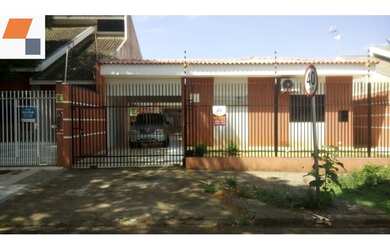 Imagem: A casa possui 2 Dormitórios, 1 Banheiro, 2 Vagas na garagem