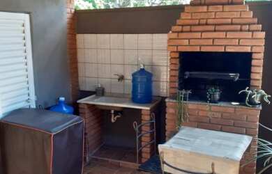 Imagem: A casa possui 3 Dormitórios, 3 Banheiros, 3 Vagas na garagem