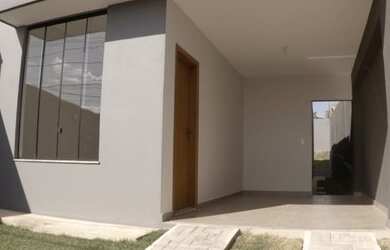 Imagem: A casa possui 3 Dormitórios, 2 Banheiros, 2 Vagas na garagem