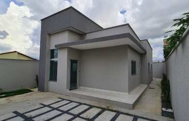 Imagem: A casa possui 3 Dormitórios, 1 Banheiro, 2 Vagas na garagem