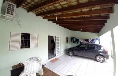 Imagem: A casa possui 2 Dormitórios e 2 Vagas na garagem e está localizado