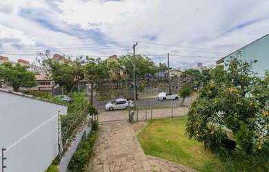 Imagem: A casa possui 3 Dormitórios, 1 Banheiro, 4 Vagas na garagem