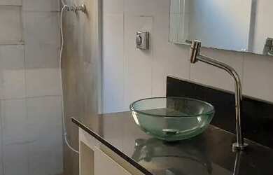 Imagem: A casa possui 3 Dormitórios, 2 Banheiros, 4 Vagas na garagem