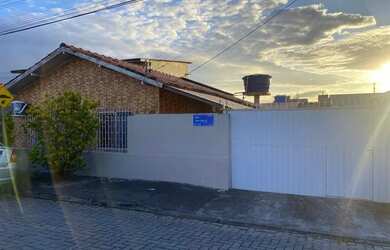 Imagem: A casa possui 2 Dormitórios, 2 Banheiros, 2 Vagas na garagem