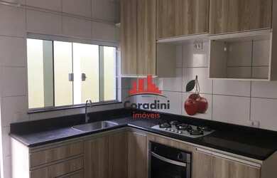 Imagem: A casa possui 2 Dormitórios, 2 Banheiros, 2 Vagas na garagem