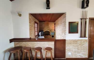 Imagem: A casa possui 5 Dormitórios, 5 Banheiros, 3 Vagas na garagem