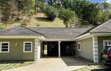 Imagem: A casa possui 5 Dormitórios, 5 Banheiros, 4 Vagas na garagem