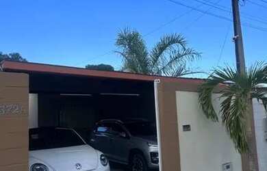 Imagem: A casa possui 2 Dormitórios, 1 Banheiro, 2 Vagas na garagem