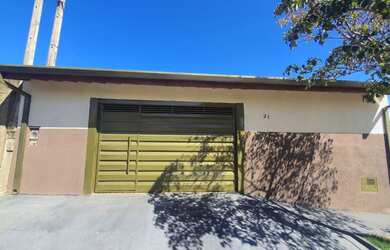 Imagem: A casa possui 3 Dormitórios e 1 Banheiro e está localizado