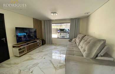 Imagem: A casa possui 3 Dormitórios, 2 Banheiros, 2 Vagas na garagem