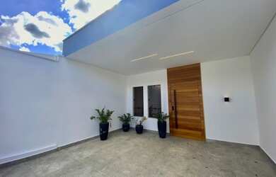 Imagem: A casa possui 2 Dormitórios, 2 Banheiros, 1 Vaga na garagem