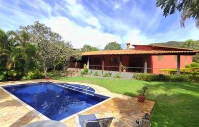 Imagem: A casa em condomínio possui 4 Dormitórios, 4 Banheiros, 5