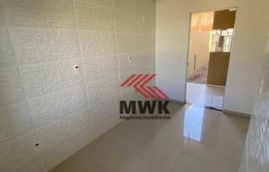 Imagem: A casa possui 3 Dormitórios, 2 Banheiros, 2 Vagas na garagem