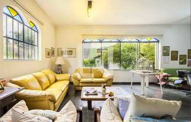 Imagem: A casa possui 4 Dormitórios, 5 Banheiros, 4 Vagas na garagem