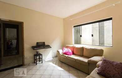 Imagem: A casa possui 2 Dormitórios, 2 Banheiros, 2 Vagas na garagem