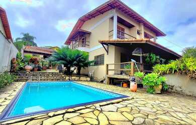 Imagem: A casa possui 4 Dormitórios, 4 Banheiros, 5 Vagas na garagem