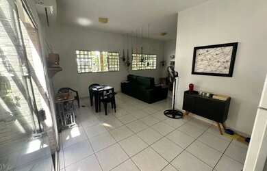 Imagem: A casa possui 2 Dormitórios, 2 Banheiros, 3 Vagas na garagem