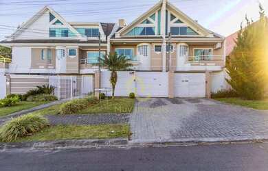 Imagem: A casa possui 3 Dormitórios, 4 Banheiros, 2 Vagas na garagem