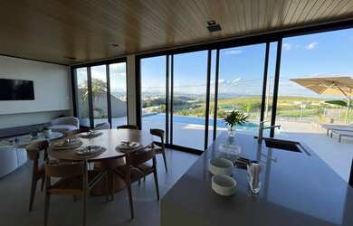 Imagem: A casa em condomínio possui 5 Dormitórios, 5 Banheiros, 4