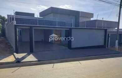 Imagem: A casa possui 3 Dormitórios, 2 Banheiros, 3 Vagas na garagem