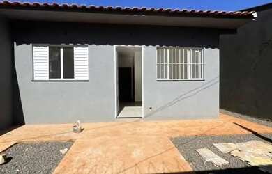 Imagem: A casa possui 2 Dormitórios, 1 Banheiro, 2 Vagas na garagem