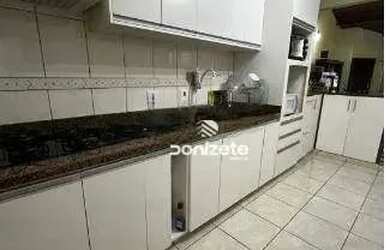 Imagem: A casa possui 3 Dormitórios, 2 Banheiros, 5 Vagas na garagem