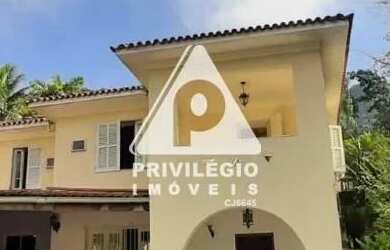 Imagem: A casa em condomínio possui 5 Dormitórios, 4 Banheiros, 4