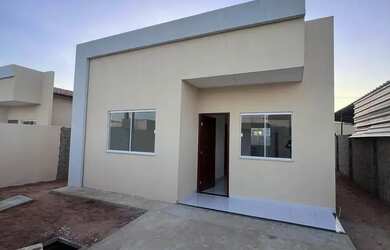 Imagem: A casa possui 2 Dormitórios, 1 Banheiro, 2 Vagas na garagem