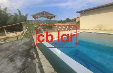 Imagem: A casa possui 3 Dormitórios, 2 Banheiros, 2 Vagas na garagem