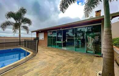 Imagem: A casa possui 5 Dormitórios, 5 Banheiros, 480m² de Área e