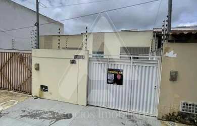 Imagem: A casa possui 2 Dormitórios, 2 Banheiros, 2 Vagas na garagem