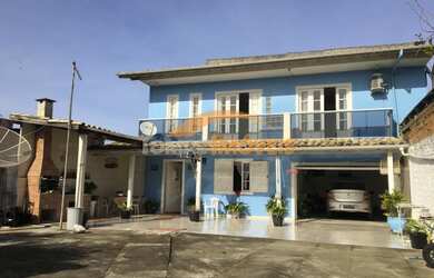 Imagem: A casa possui 3 Dormitórios, 2 Banheiros, 1 Vaga na garagem