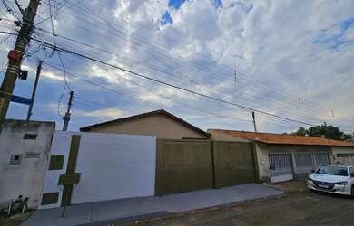 Imagem: A casa possui 3 Dormitórios, 3 Banheiros, 5 Vagas na garagem